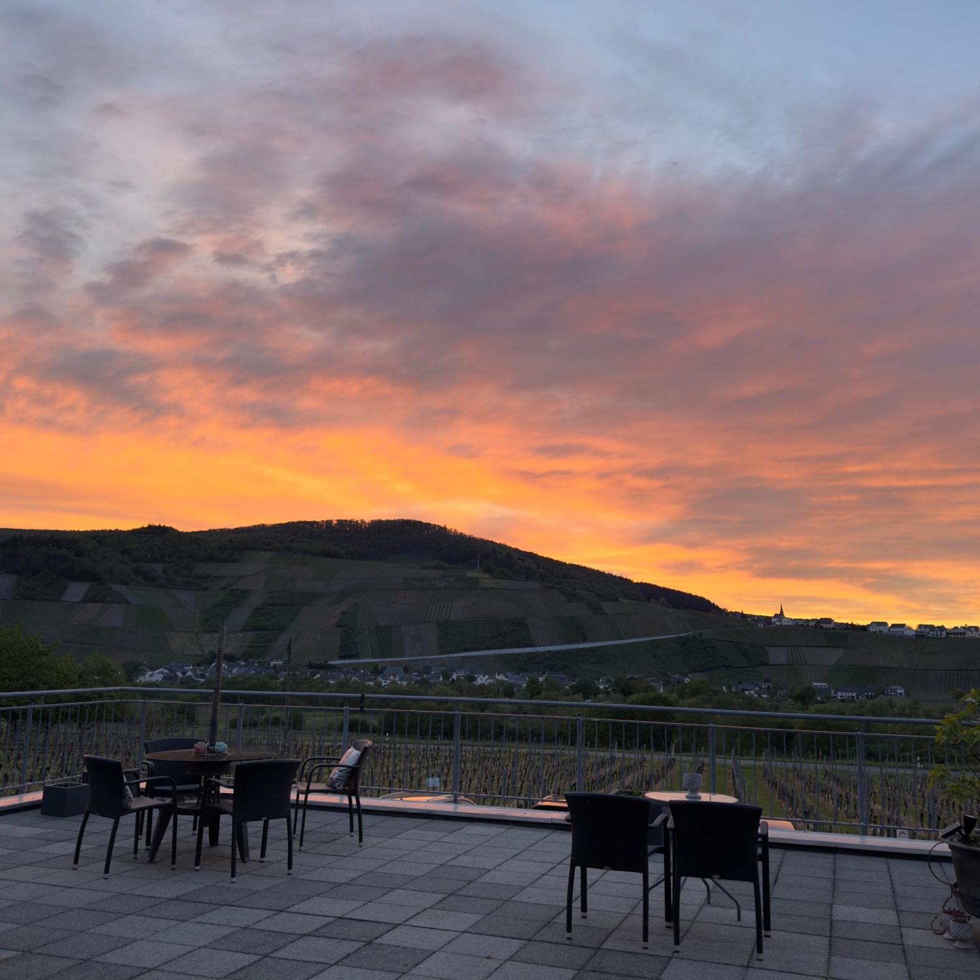 Weingut Tiliahof Bed and Breakfast Brauneberg Buitenkant foto