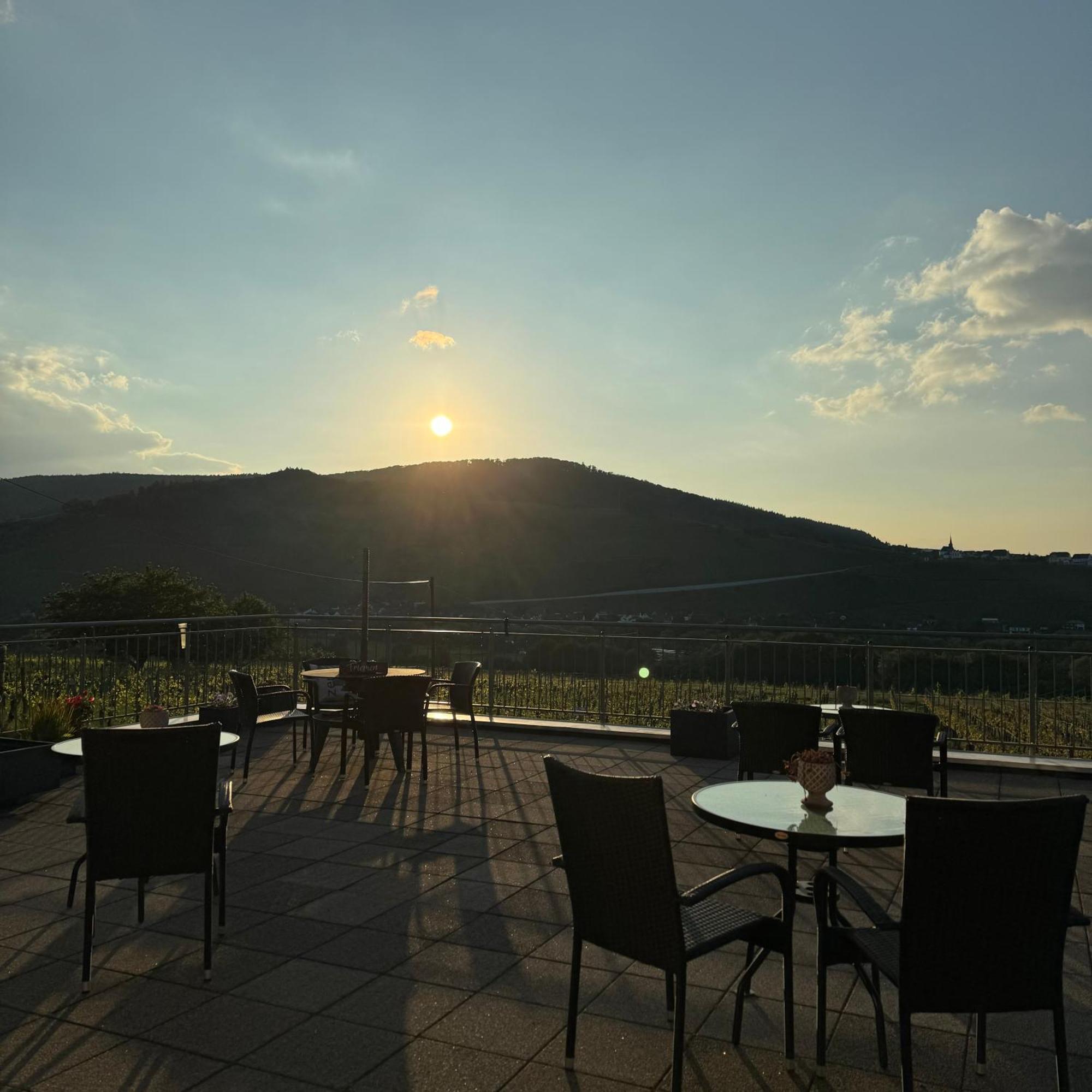 Weingut Tiliahof Bed and Breakfast Brauneberg Buitenkant foto